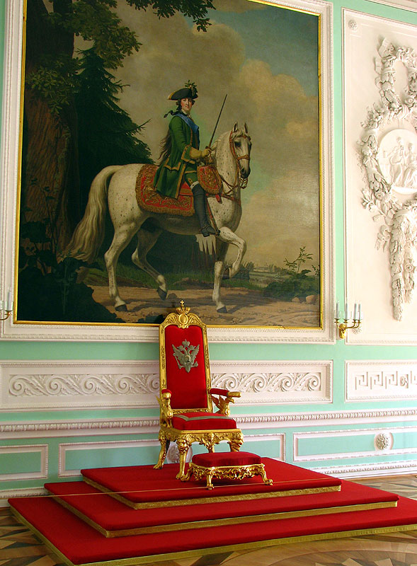 Тронное кресло и картина "Шествие на Петергоф". Автор фото: Андрей Корзун (Wikimedia Commons)