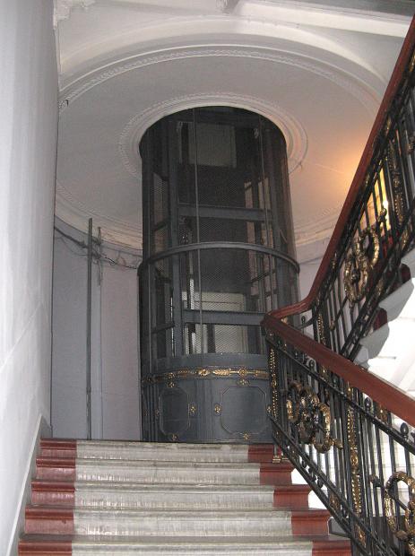 Лестница и лифт. Парадная в доме Хренова. Таврическая ул., 5. Фото: citywalls.ru