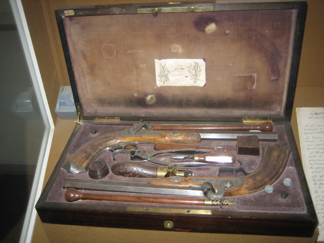 Дуэльные пистолеты времен Пушкина.  Автор: Lkitrossky, Wikimedia Commons