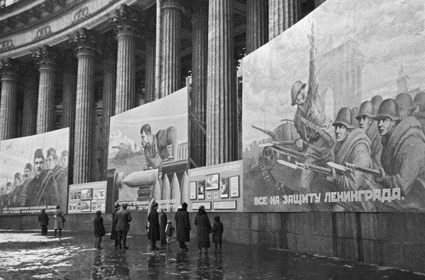Плакаты на соборе в октябре 1941 г. Фото Анатолий Гаранин. Источник: wikimedia.org