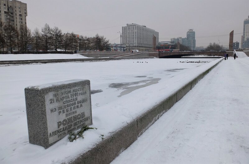  Памятный знак подвигу Александра Рожнова. Фото: pantv.livejournal.com