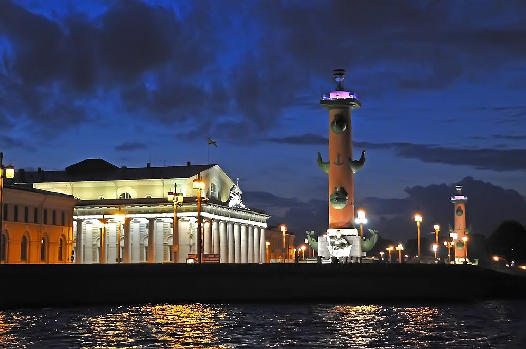 Ночная подсветка Ростральных колонн. Фото: Dennis Jarvis (Wikimedia Commons)