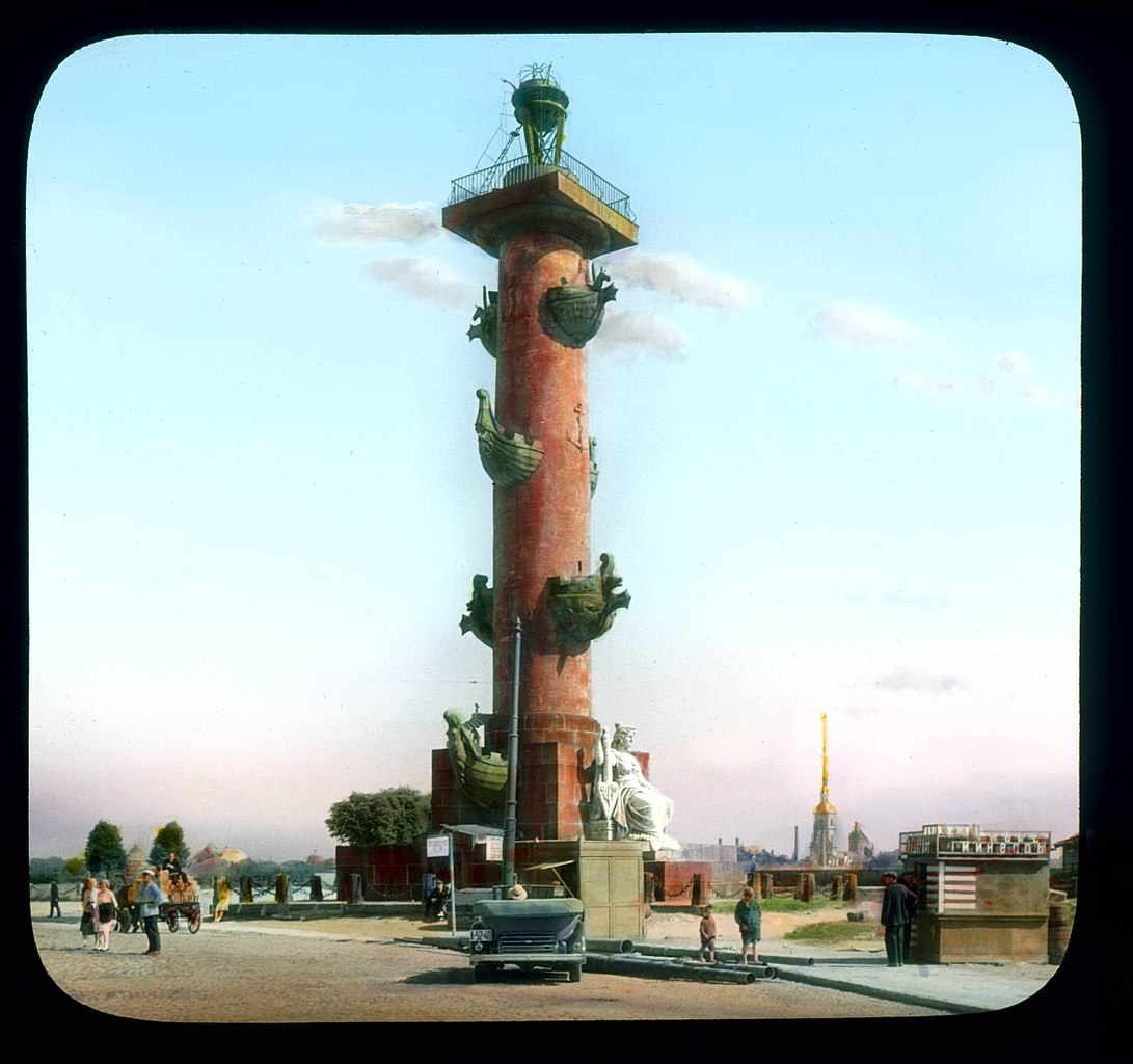 Вид на Ростральную колонну со стороны Дворцового моста. Автор: Брэнсон Де Ку, 1931 г.
