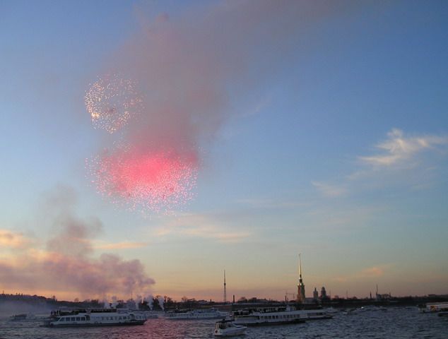 Фейерверк в Петербурге в честь 9 мая 2005 г. Фото: Сергей Неманов (Wikimedia Commons)