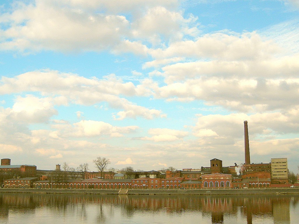 Санкт-Петербург. Октябрьская набережная. Фото: GAlexandrova (Wikimedia Commons)