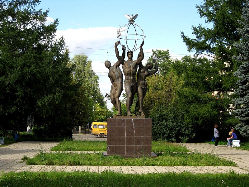 Скульптурная композиция на площади Мира в Твери. Автор фото: Георгий Долгопский (Wikimedia Commons)