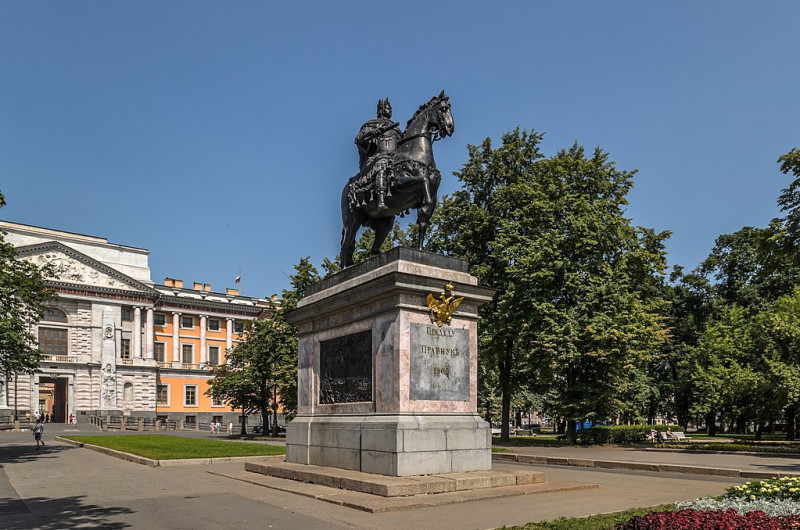 Памятник Петру Великому возле Михайловского замка в Санкт-Петербурге. Фото: Florstein (WikiPhotoSpace)