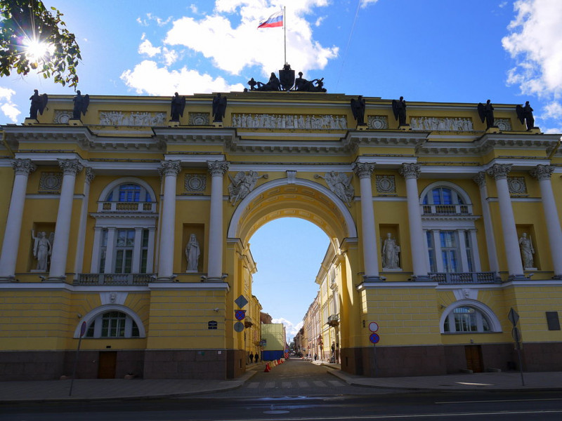 Арка, соединяющая Сенат и Синод. За ней — Галерная улица. Фото: Lev Panov (Wikimedia Commons)