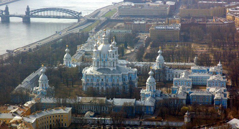 Ансамбль Смольного монастыря с борта вертолёта. Фото: Иерей Максим Массалитин (Wikimedia Commons)