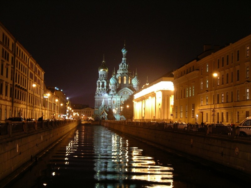 Ночной Санкт-Петербург. https://en.wikipedia.org