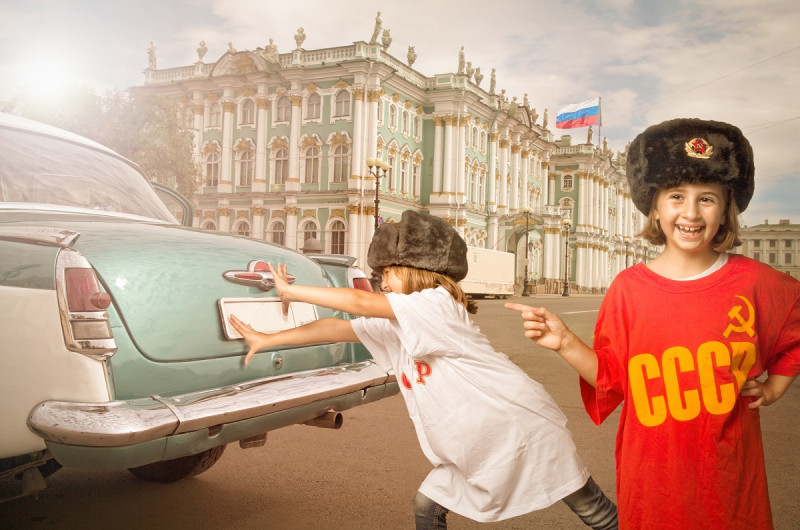 Дети на Дворцовой площади,в Санкт-Петербурге