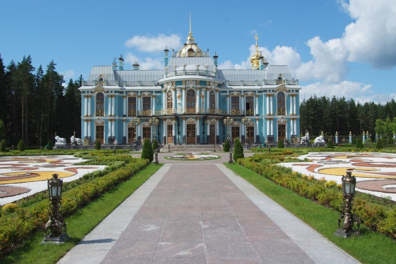 Вид на главное здание с причала. Вырица. Фото: KulikovaTV (Wikimedia Commons)