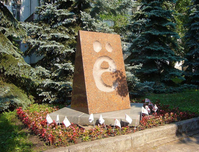 Памятник букве "ё". Фото: Oblam