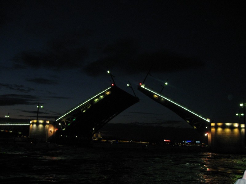 Развод моста в Санкт-Петербурге