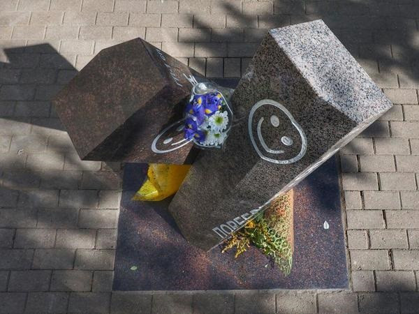 Символ дружбы между Москвой и Петербургом — памятник поребрику и бордюру. Фото: fontanka.ru