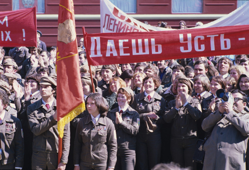 Митинг, посвященный прибытию строительного отряда. Фото: Петр Петрович Малиновский (Wikimedia Commons)