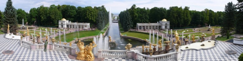 Панорама Нижнего парка от Большого Петергофского дворца. Фото взять с Википедии