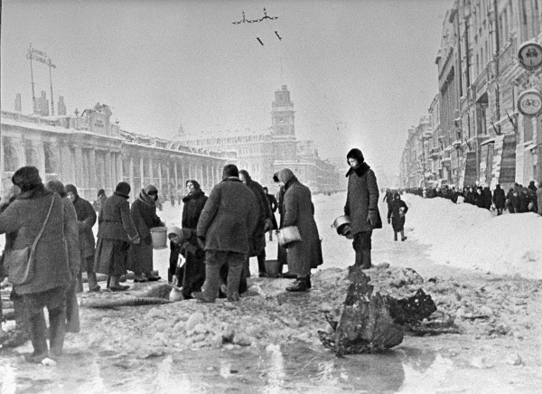 Жители блокадного Ленинграда набирают воду, источник фото: Wikimedia Commons Автор: Борис Кудояров
