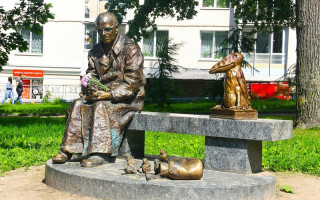 Cкульптура "Красная ворона", Ораниенбаум (Ломоносов), август   2016 г.  Фото: sinekvan.livejournal.com