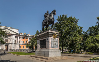 Памятник Петру Великому возле Михайловского замка в Санкт-Петербурге. Фото: Florstein (WikiPhotoSpace)