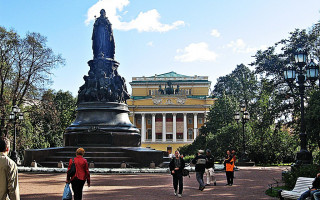 Памятник Екатерине Великой в Санкт-Петербурге. Фото: Massimilianogalardi