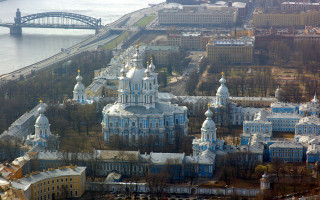 Ансамбль Смольного монастыря с борта вертолёта. Фото: Иерей Максим Массалитин (Wikimedia Commons)