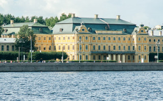 Вид на Меншиковский дворец со стороны Адмиралтейской набережной. Фото: Павел Лурье (Wikimedia Commons)