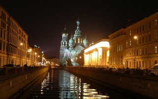Ночной Санкт-Петербург. https://en.wikipedia.org