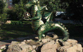 Скульптура "Драконша" на ул. Вербная. Фото: dm-tolstyh.livejournal.com