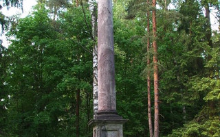 Колонна "Конец света" в Павловском парке, июнь 2011 г. Фото: Saveliev-a-yu (Wikimedia Commons)