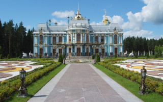 Вид на главное здание с причала. Вырица. Фото: KulikovaTV (Wikimedia Commons)