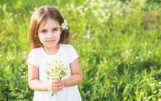 Автор: <a href="https://ru.freepik.com/free-photo/close-up-little-girl-holding-bunch-white-flowers-meadow_3090122.htm#fromView=search&amp;page=3&amp;position=47&amp;uuid=91554145-da42-4a11-9825-97658263e436">Изображение от freepik</a> Источник: https://ru.freepik.com/