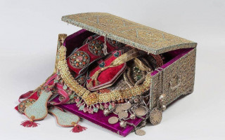 Автор: Волкова О.В. Источник: https://ethnomuseum.ru/events1/excursion/regular/sokroviwa-osoboj-kladovoj-ekskursiya-po-fondam-otkrytogo-hraneniya1/