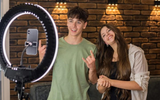 Автор: Freepik Источник: https://ru.freepik.com/free-photo/young-blogger-influencers-shooting-themselves_45411807.htm