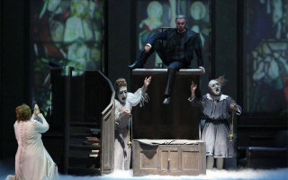 Автор: Наташа Разина Источник: https://www.mariinsky.ru/playbill/playbill/2022/10/10/1_1900/