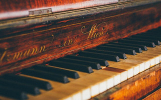 Автор: Photo by Wirestock on Freepik Источник: https://ru.freepik.com/free-photo/wide-closeup-shot-of-brown-piano-keyboard_7814592.htm#fromView=image_search_similar&amp;page=5&amp;position=39&amp;uuid=ed7db3e8-745a-4375-a81e-ce752e1646f0