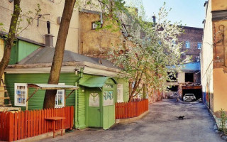 В Петербурге есть зелёная избушка. Фото: pikabu.ru