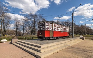 Памятник трамвай типа МС у трамвайного парка № 8. Фото: Florstein (WikiPhotoSpace)