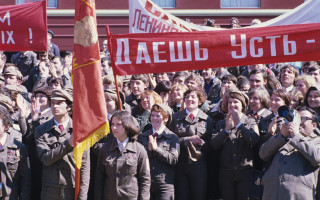 Митинг, посвященный прибытию строительного отряда. Фото: Петр Петрович Малиновский (Wikimedia Commons)