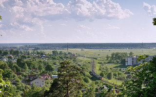 Вид с Вороньей горы, железная дорога Лигово - Гатчина-Балтийская. Фото: 508542 (Wikimedia Commons)