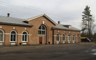 Железнодорожный вокзал в Сланцах. Фото: Никич (Wikimedia Commons)