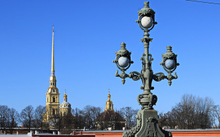 Фонарь на Троицком мосту в Санкт-Петербурге на фоне Петропавловского Собора, 2917 г. Фото: Kora27 (Wikimedia Commons)