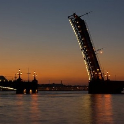 Мост Александра Невского через Неву, источник фото: http://desyatka.info/samye-krasivye-mosty-peterburga/