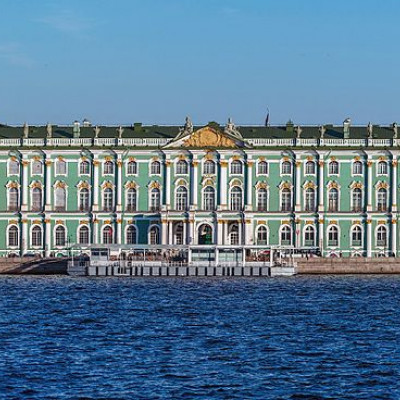 Зимний дворец в Санкт-Петербурге, вид с Дворцовой набережной, источник фото: Wikimedia Commons, Автор: Florstein
