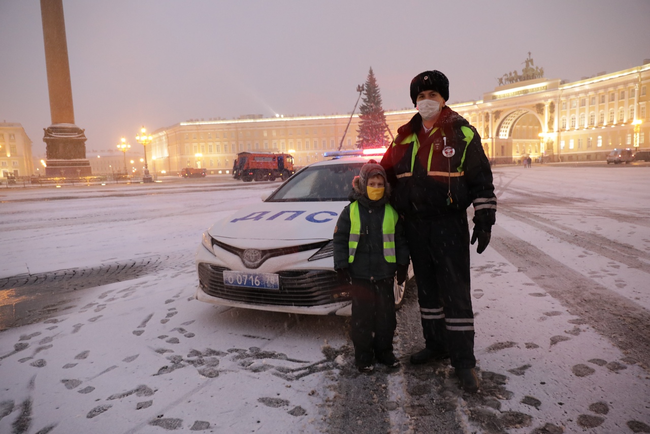 Новогоднее желание юного петербуржца исполнили помощники Деда Мороза в ГИБДД  | Санкт-Петербург Центр