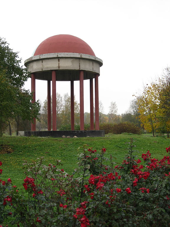 Павильон в парке имения Марьино. Фото: Aulitin (Wikimedia Commons)