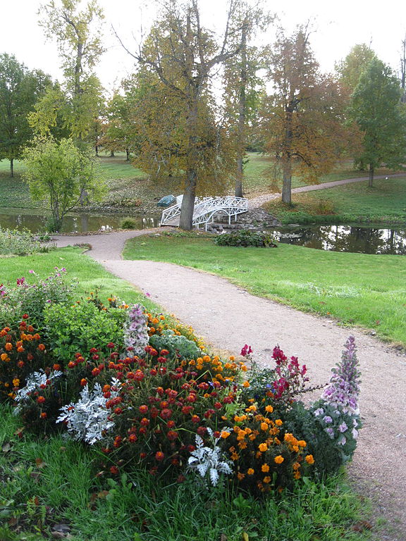 Аллея в саду усадьбы Марьино. Фото: Aulitin (Wikimedia Commons)