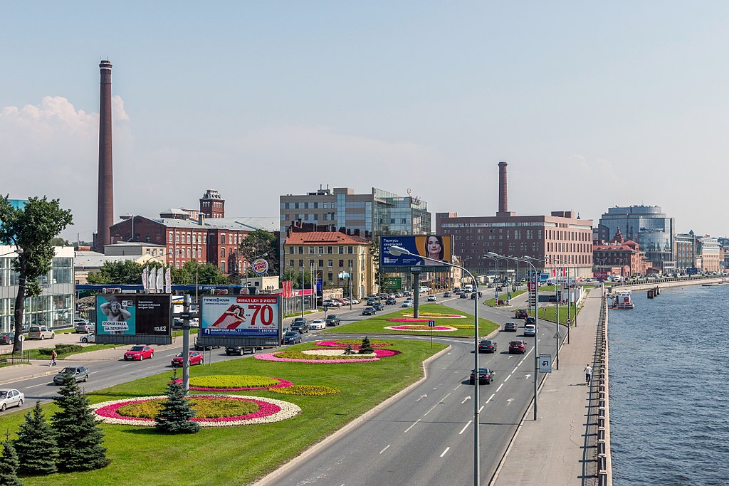 Вид на Выборгскую набережную с эстакады Кантемировского моста. Фото: Florstein (WikiPhotoSpace). 